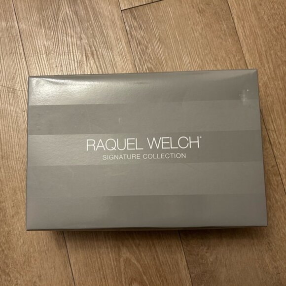 Raquel Welch Glazed Sand Synthetic Short Pixie Wig - Picture 11 of 11